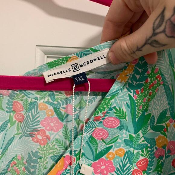 Michelle McDowell Green and Pink Short Sleeve V Neck Blouse Size XXL NWT - Picture 2 of 5